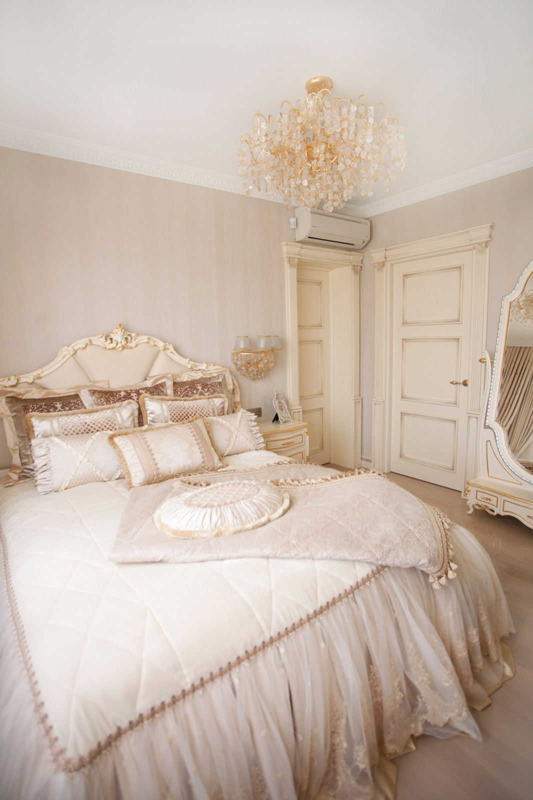 Спальни из розовой мечты: оформление кроватей; покрывала, валики, подушки