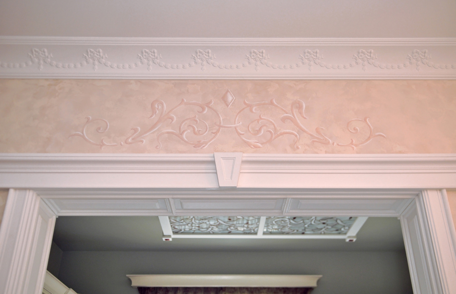 Роспись над порталом в гостиной