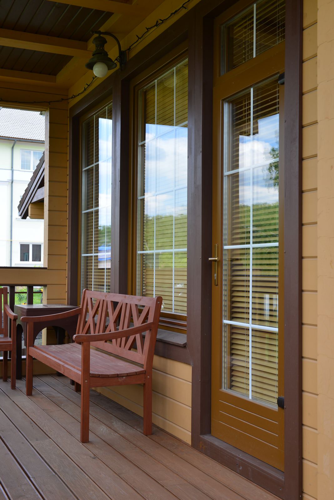 Деревянные окна в домах из клееного бруса