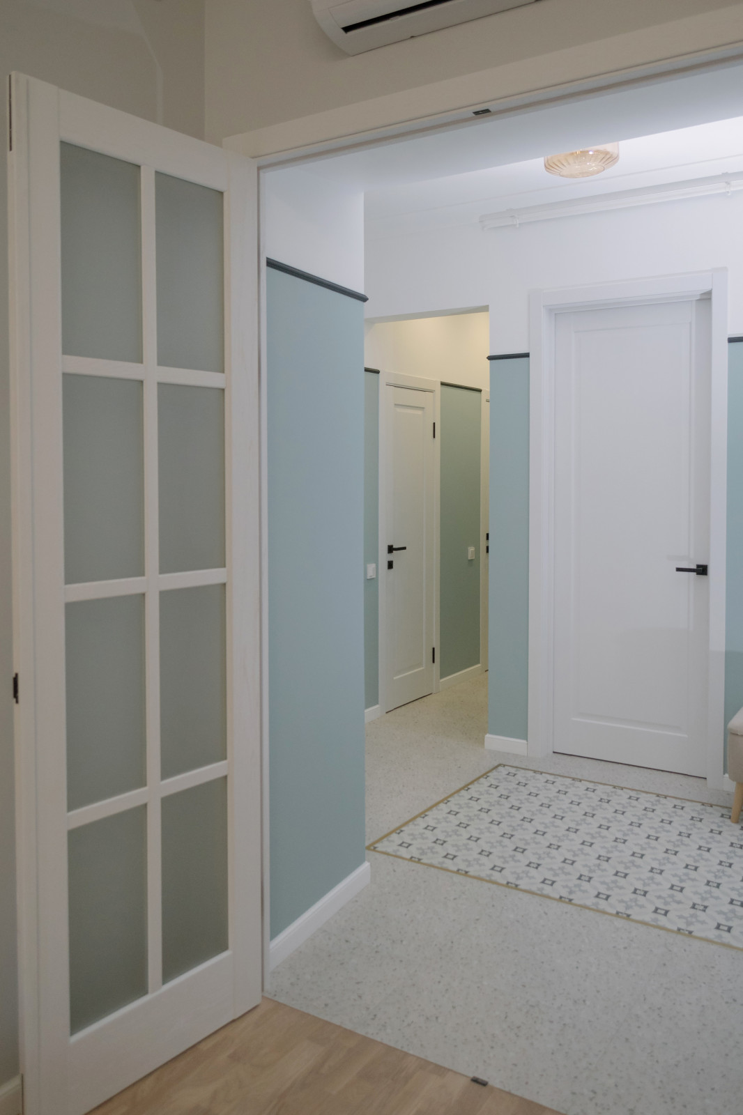 Реализация проекта в старом фонде СПб, квартира с камином.