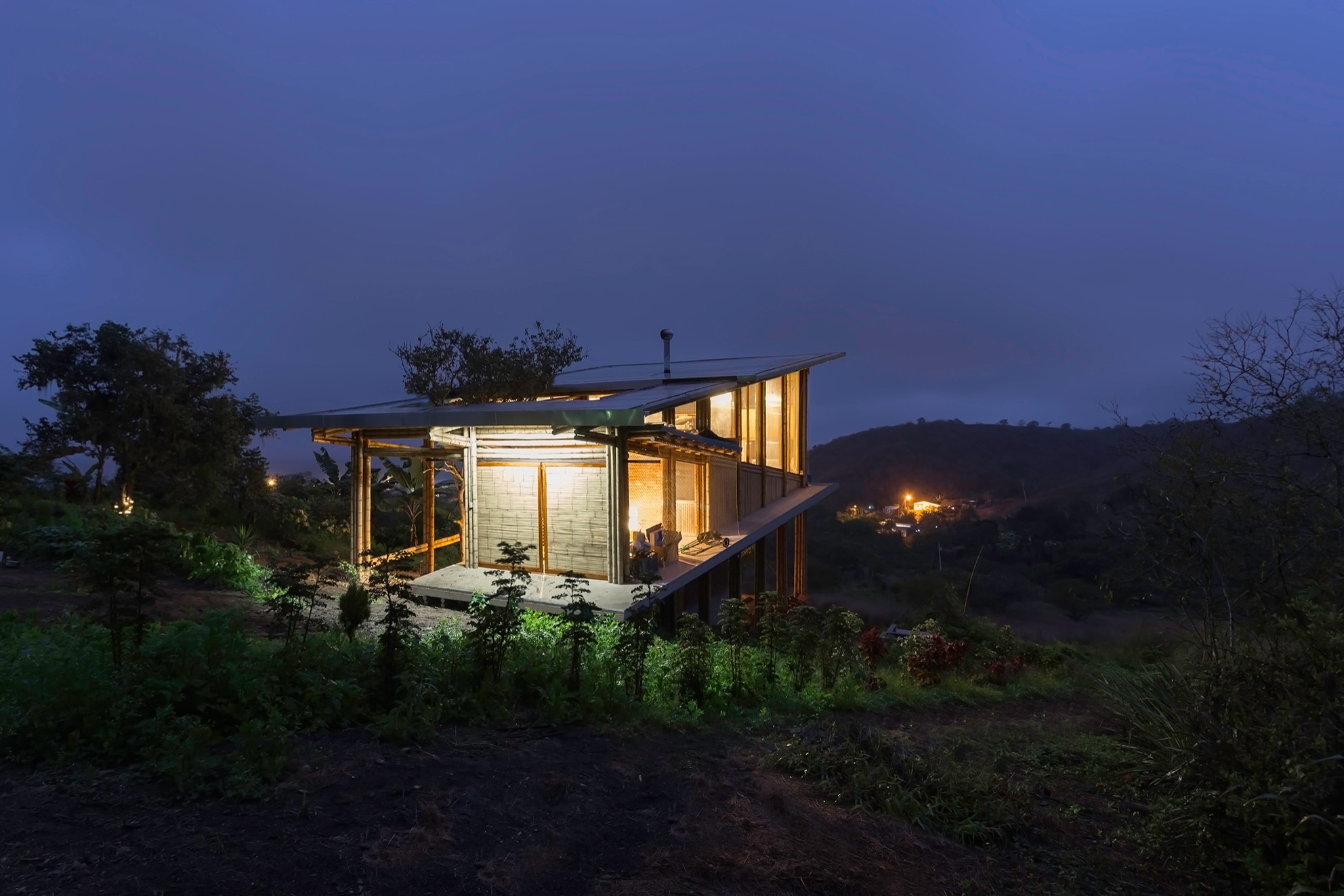 Архитектура: Домик с наклонным полом в Эквадоре