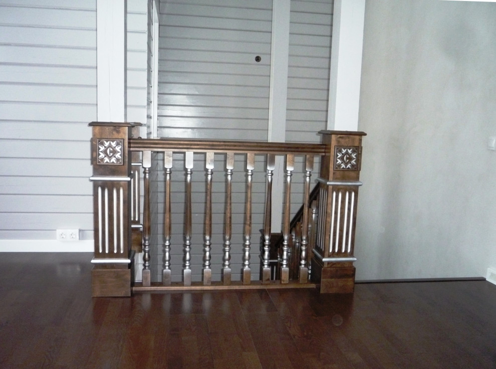 Лестница в коттедже из клееного бруса.