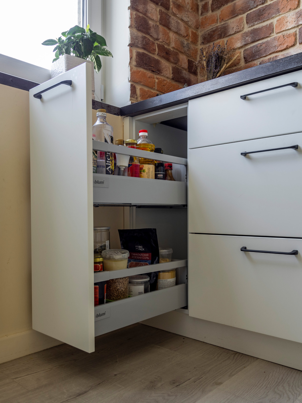 Кухня в стиле неоклассика без верхних модулей