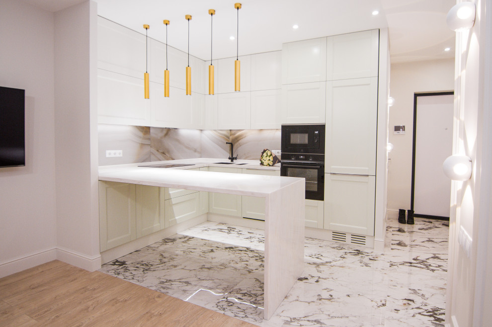 Минималистичная белая кухня с барной стойкой