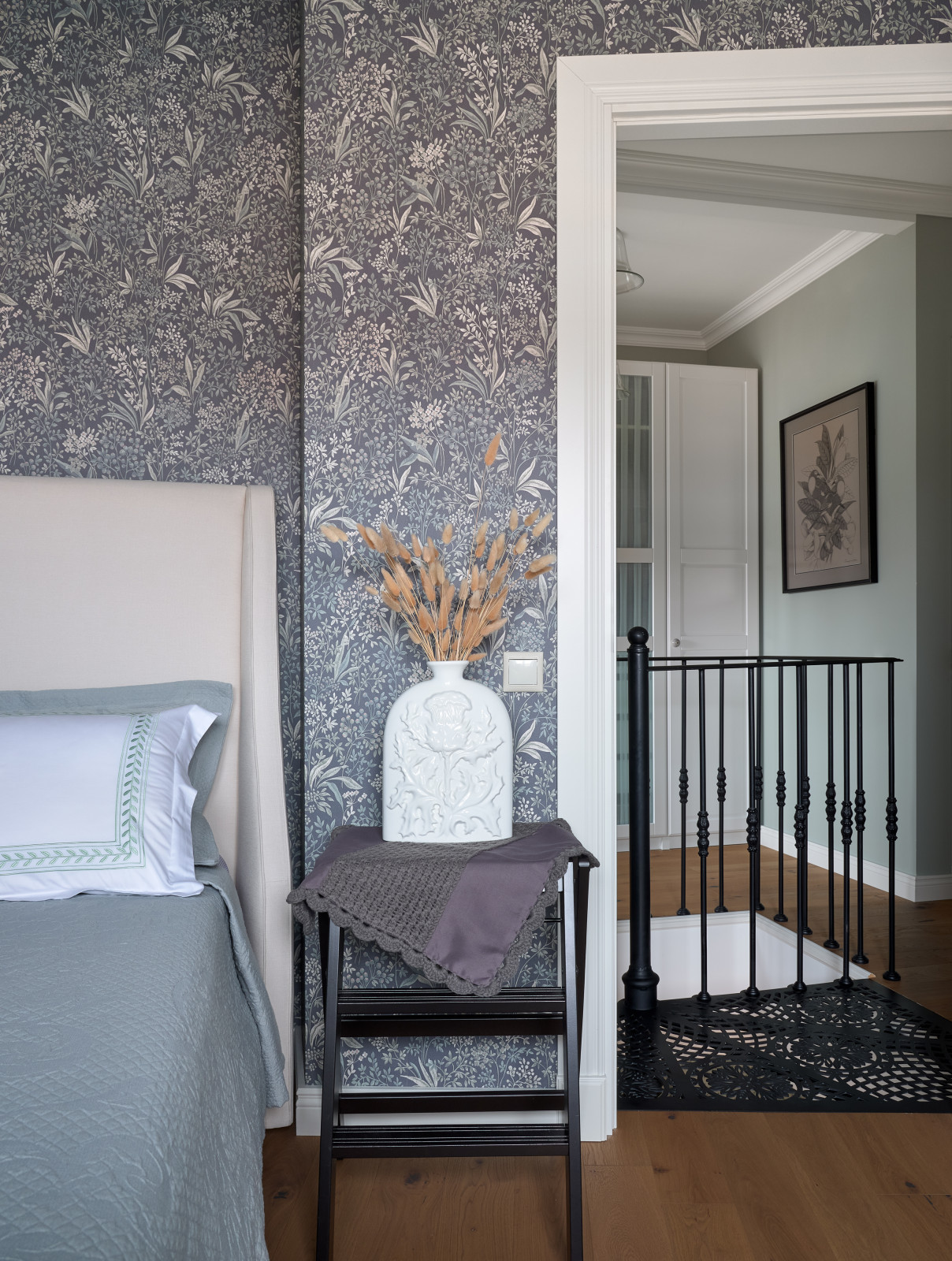 Серый элегантный