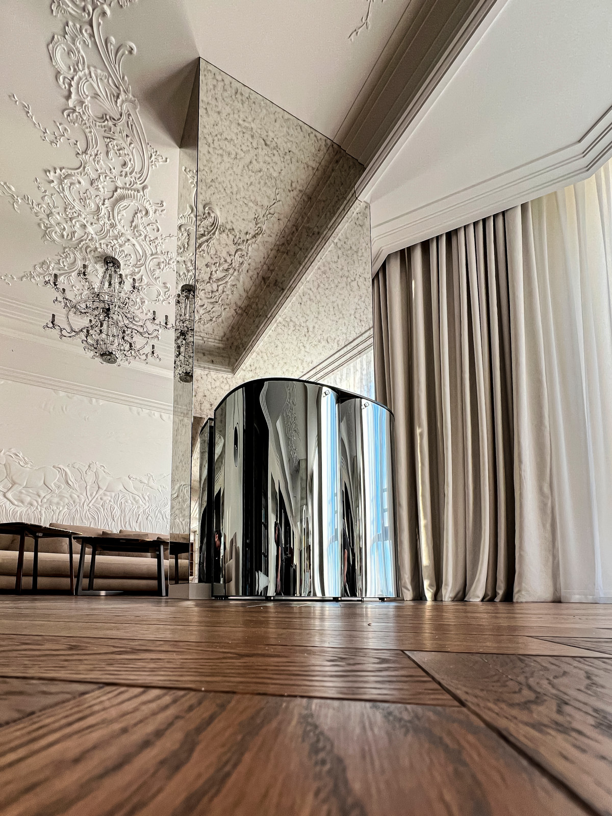 Зеркальные колонны из состаренного зеркала в шикарной гостиной