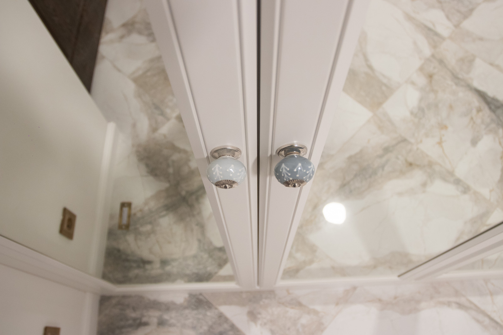 Прихожая в современной классике