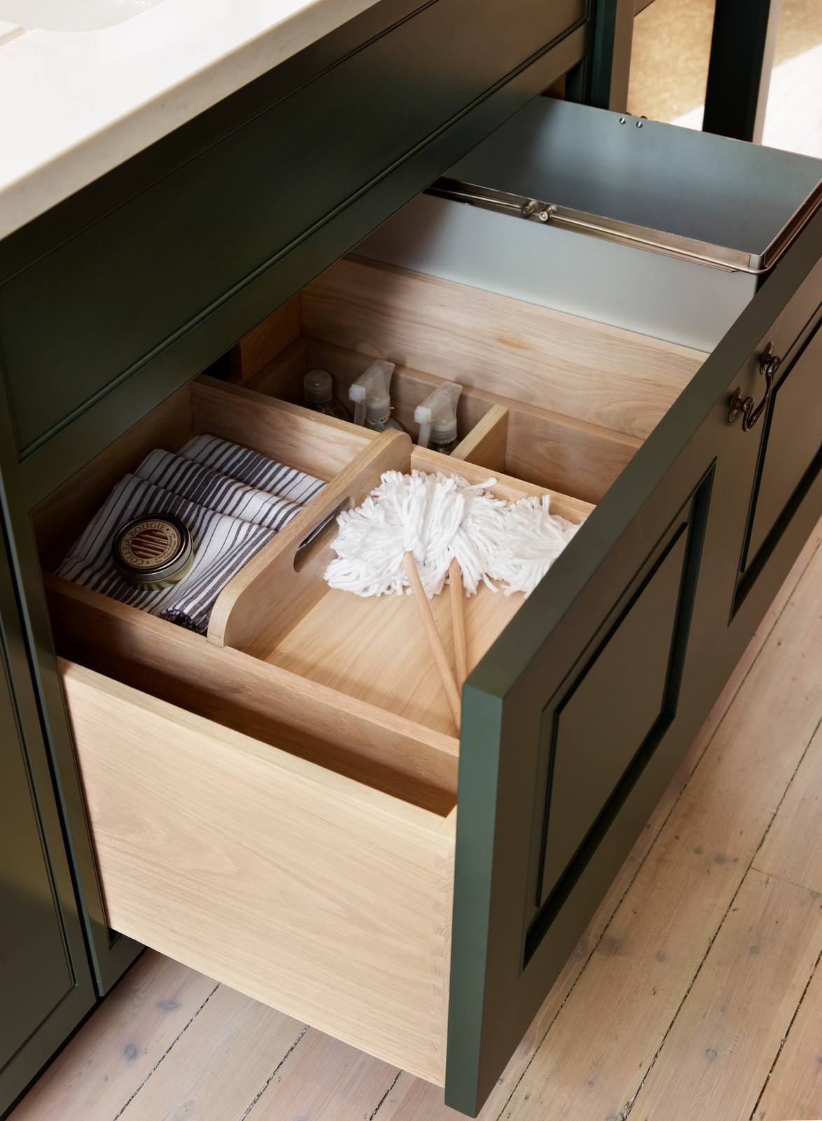 Без следов: Какие средства хороши для ухода за мебелью