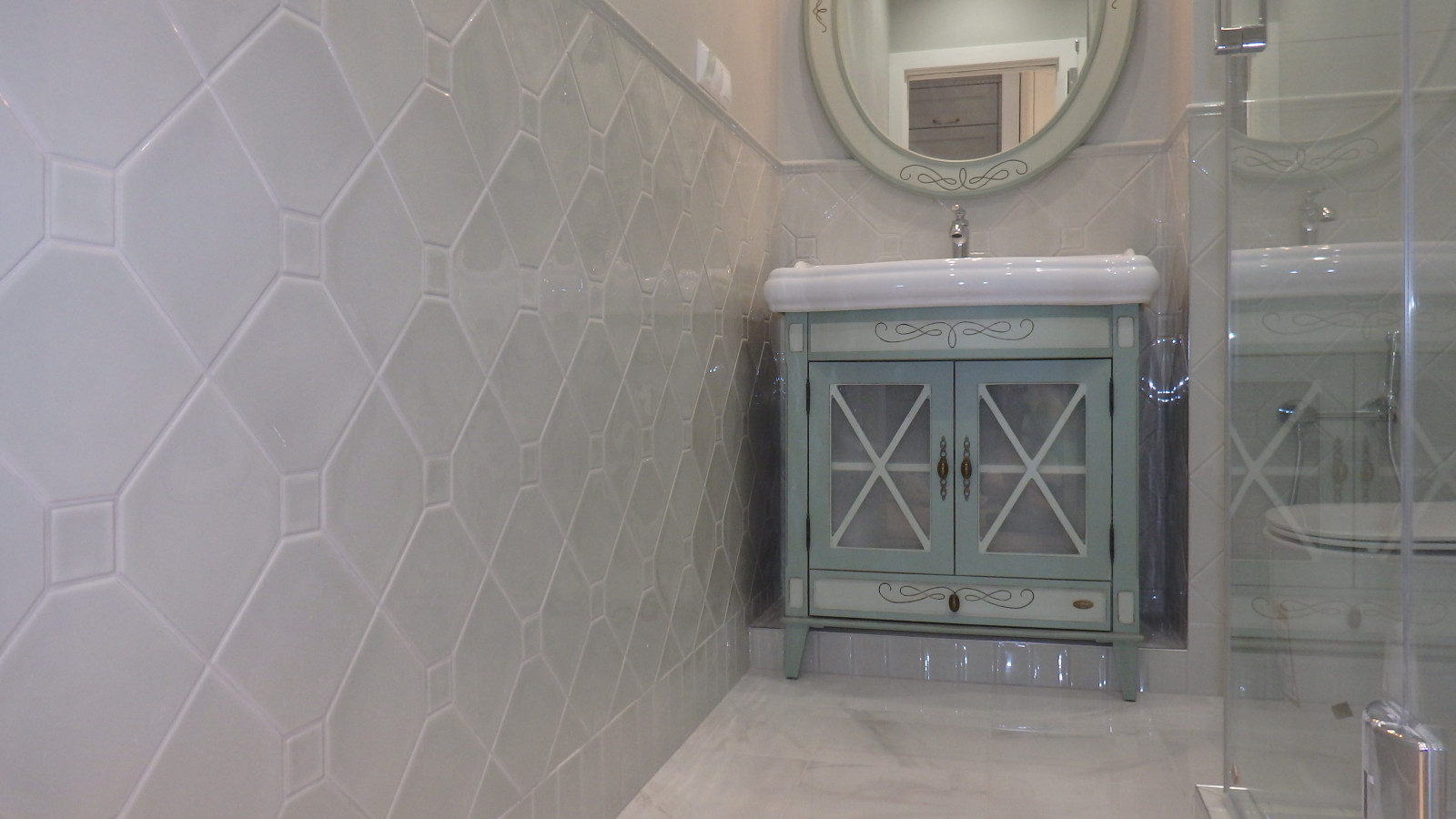 ЖК Вивальди - новый санузел в квартире-студии в новостройке с душевым углом