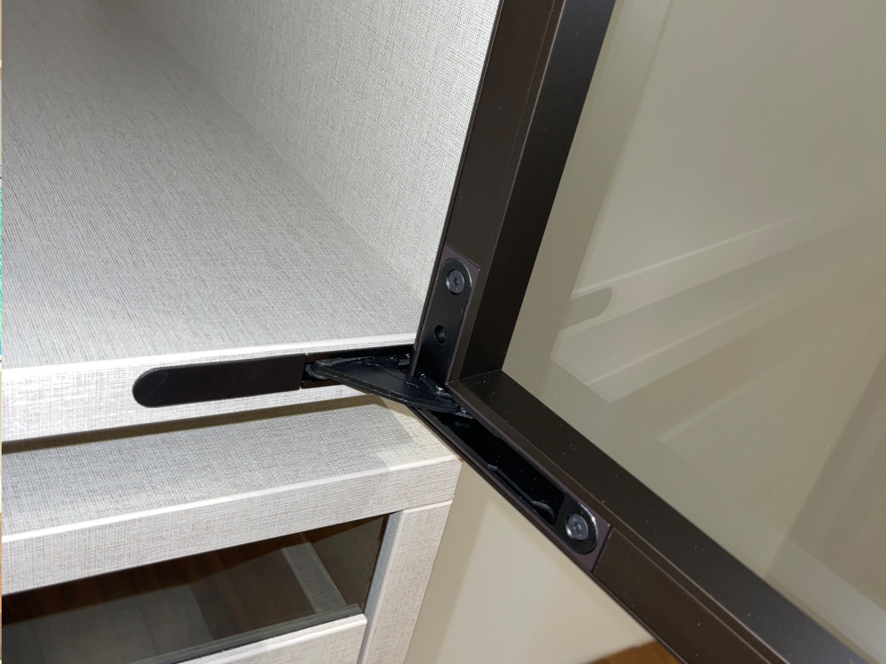 Распашной шкаф с системой RPE raumplus и Гардеробная система UNO raumplus