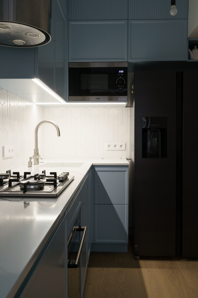 Голубая кухня, жалюзийный шкаф, полки и мебель в ванную с натуральным шпоном дуб