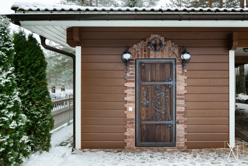 Декоративные кованные элементы и механический замок для двери в погреб