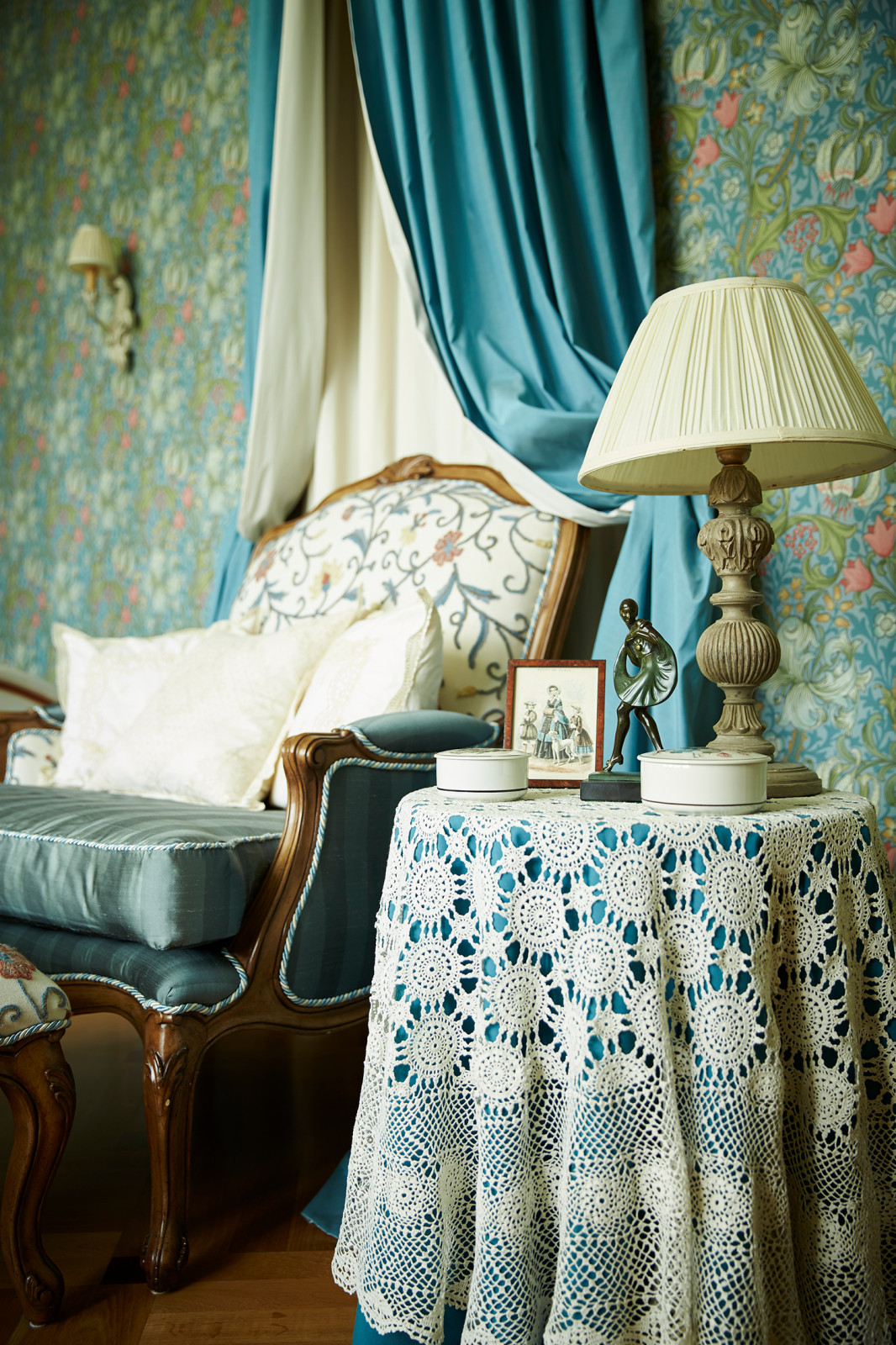 Прикроватный столик с лампой