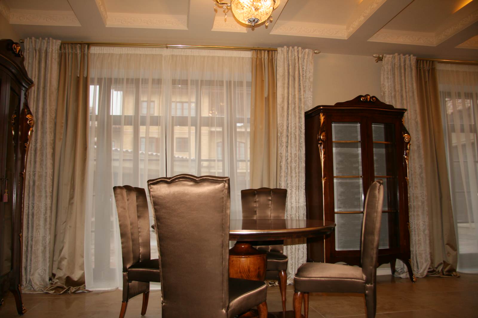 Классические шторы в загородный дом