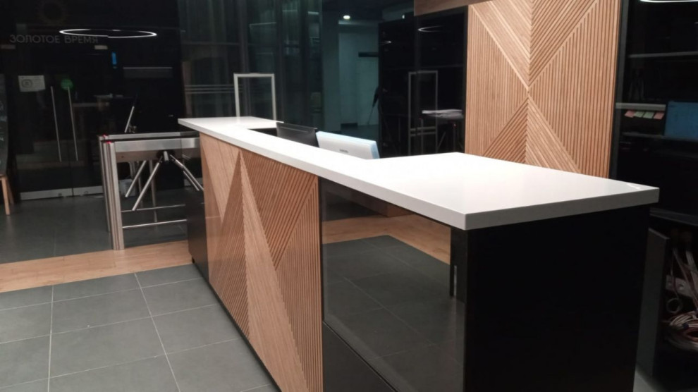 Обложка проекта: Стойка ресепшена из акрилового камня для фитнес клуба
