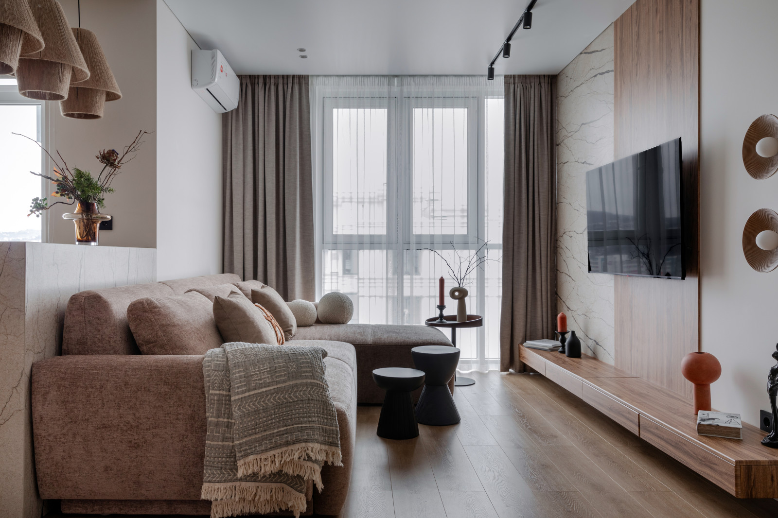 Фото. Теплый минимализм с мрамором и деревом, 62 кв.м.