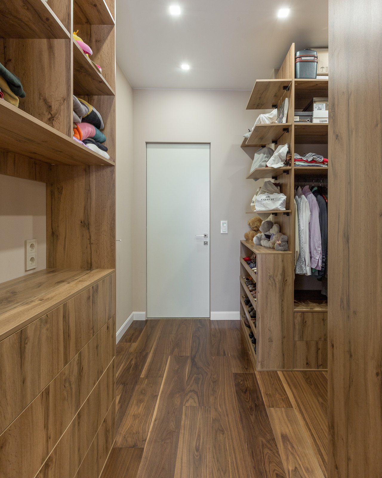 Гардеробная в спальне в ЖК Маяк