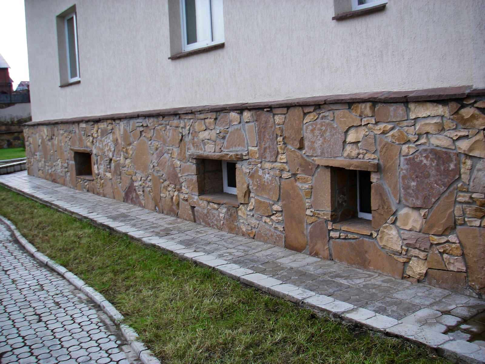Облицовка фасадов песчаником