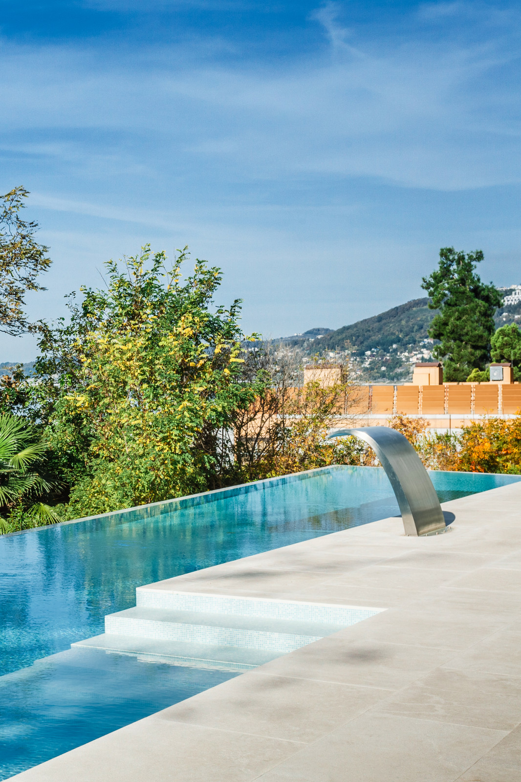 Открытый бассейн infinity в REEF RESIDENCE.