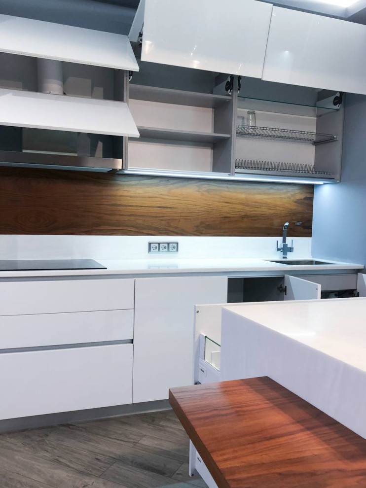 Белая островная кухня с акриловыми фасадами и шпоном в стиле минимализм.