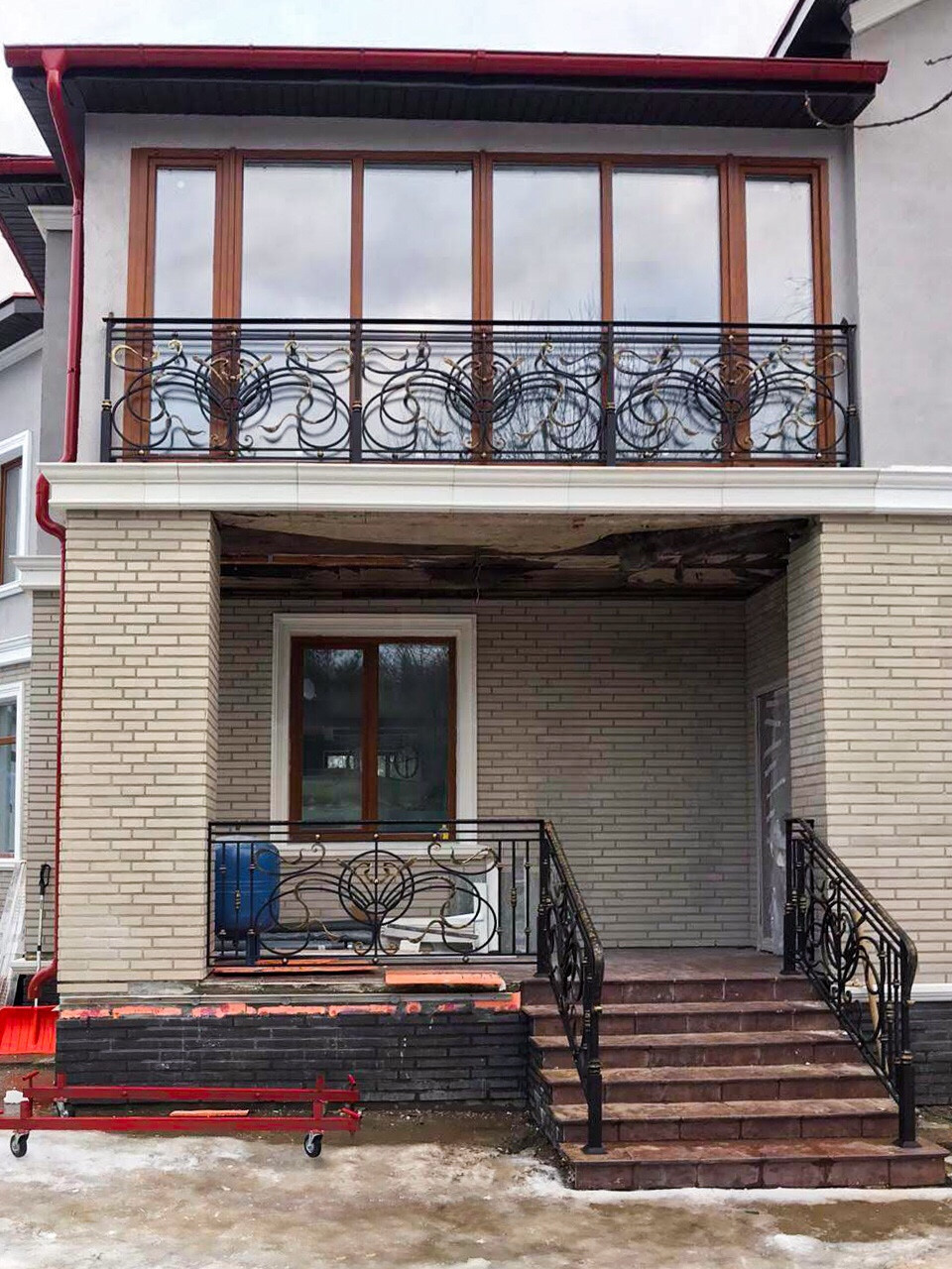 Обложка проекта: Балкон с кованой оградой