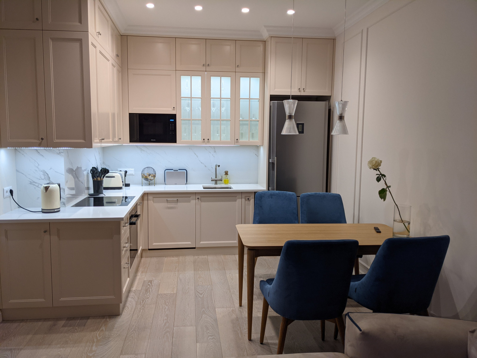 Маленькая белая кухня в неоклассическом стиле