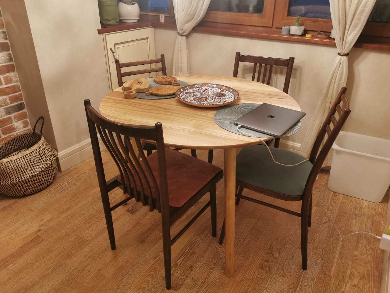 Обложка проекта: Круглый обеденный стол