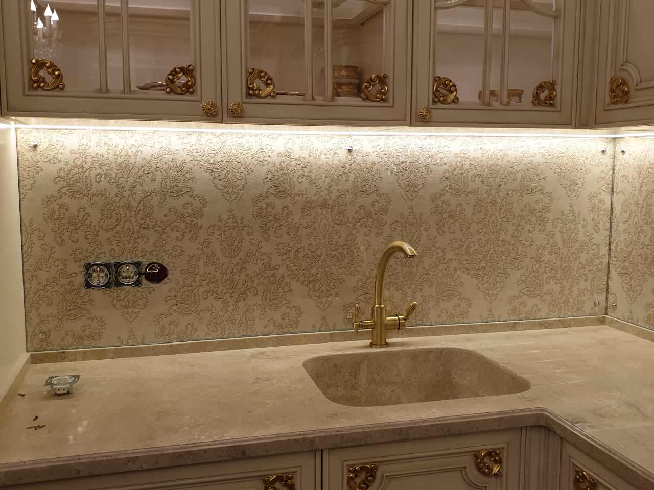 Стеклянный фартук на кухню