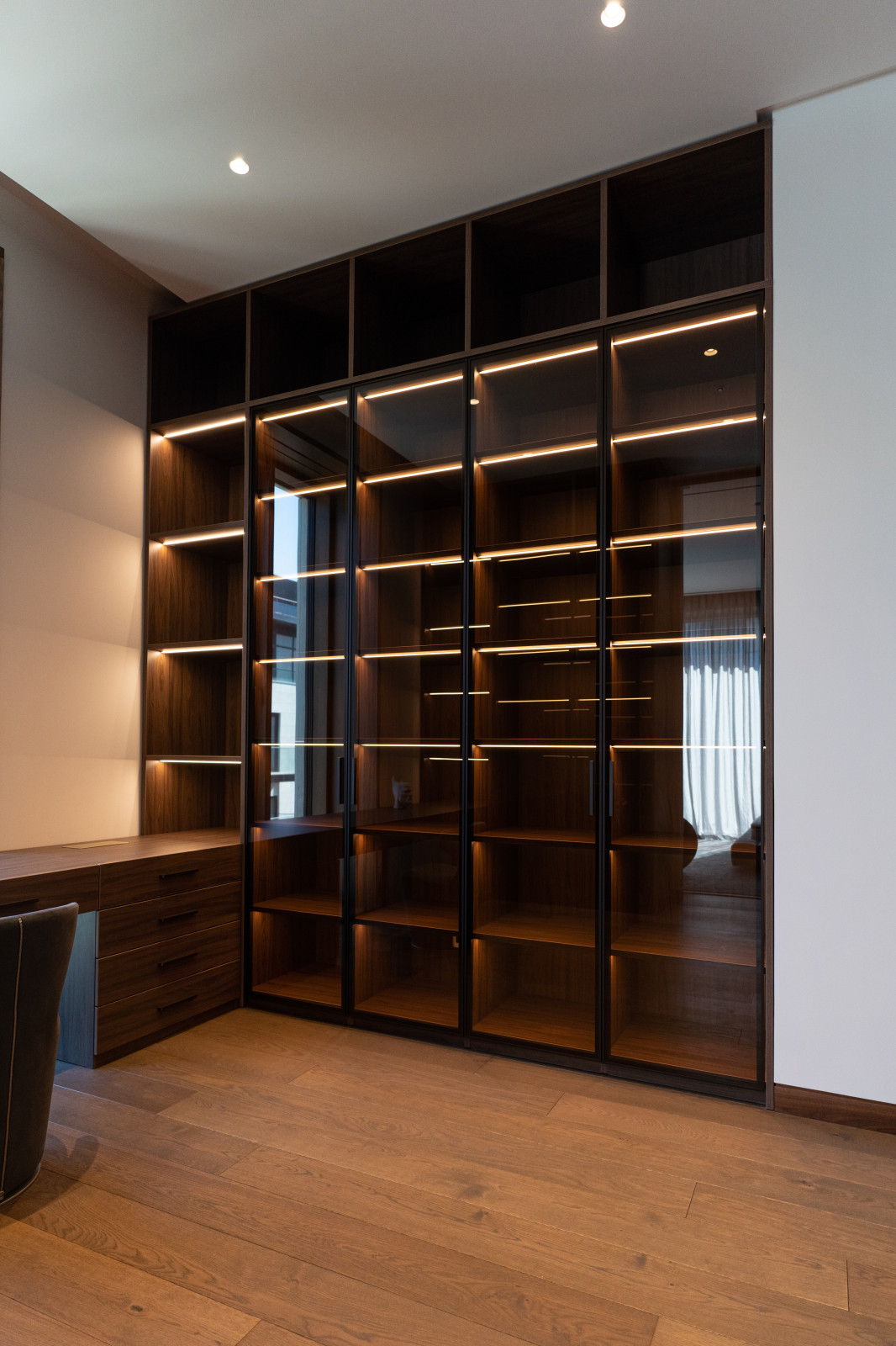 Гардеробная комната с распашными стеклянными RPE фасадами