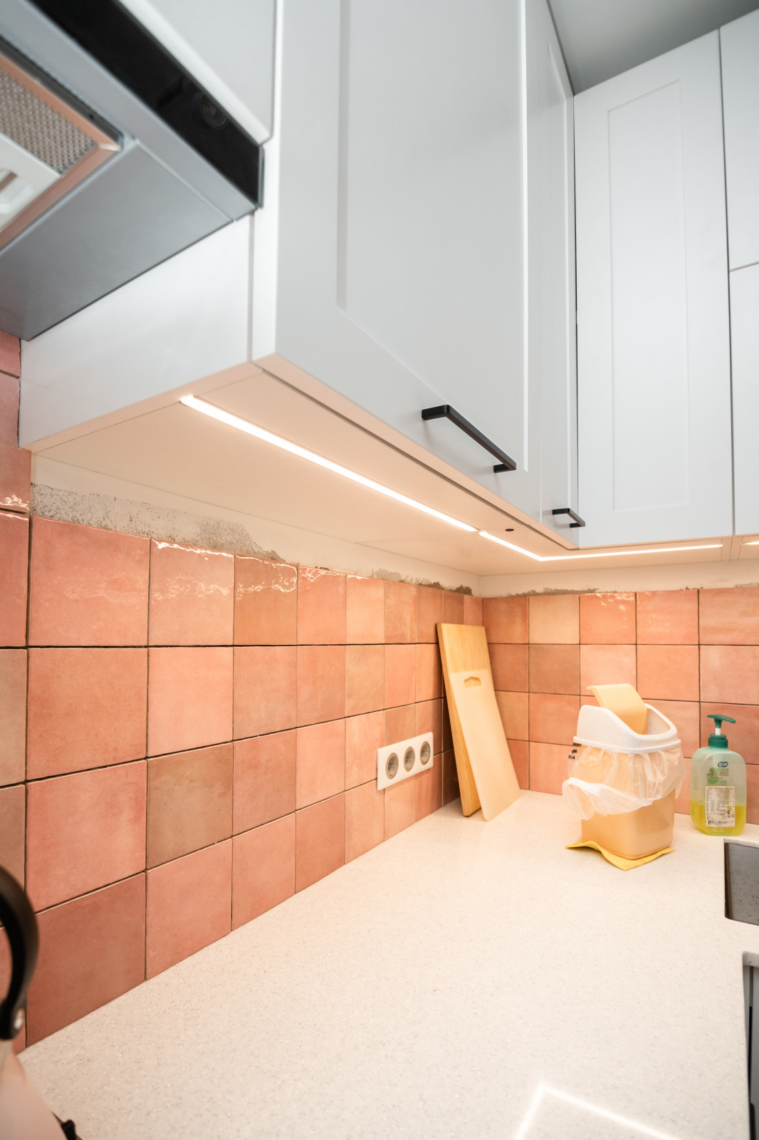 Белая небольшая кухня в стиле неоклассика