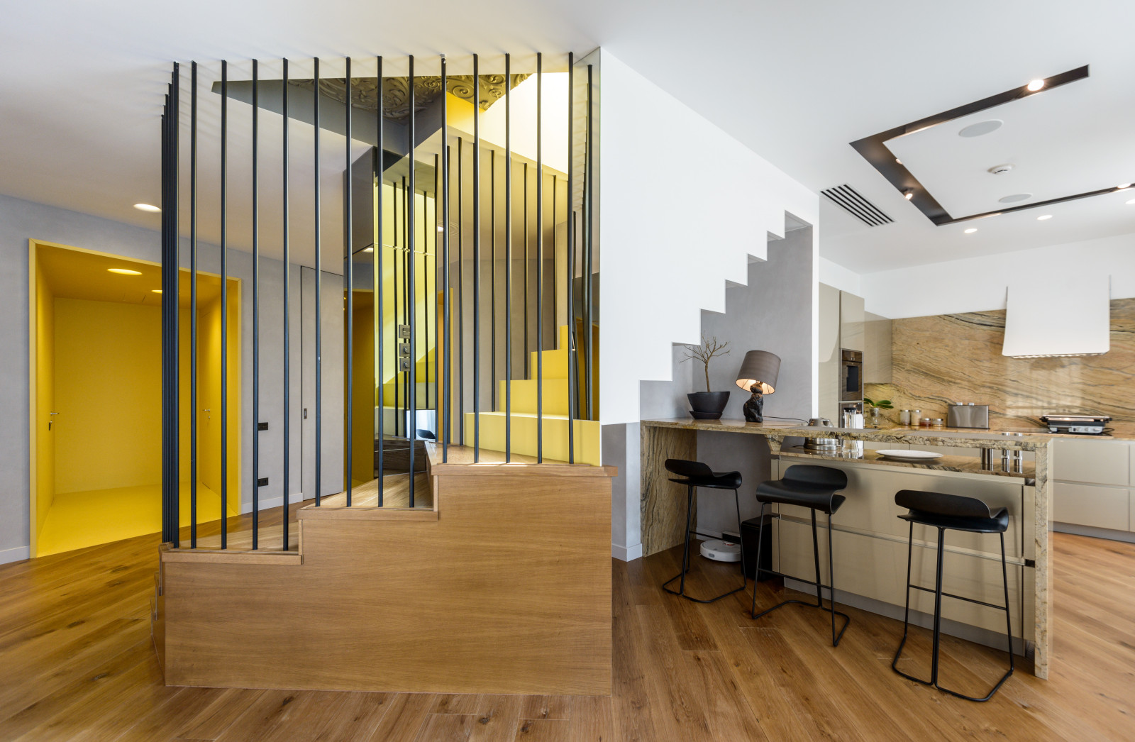 Интерьер с жёлтым