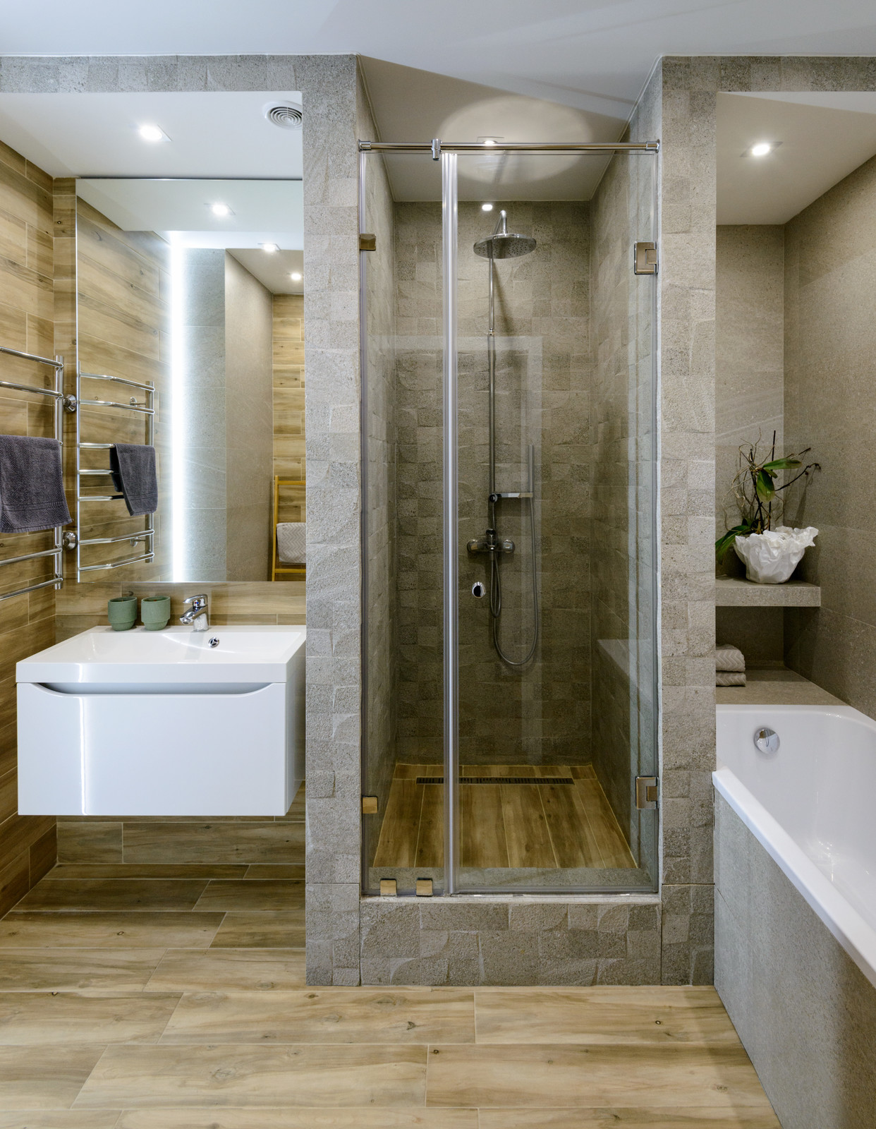 Камень и дерево в центре Сибири