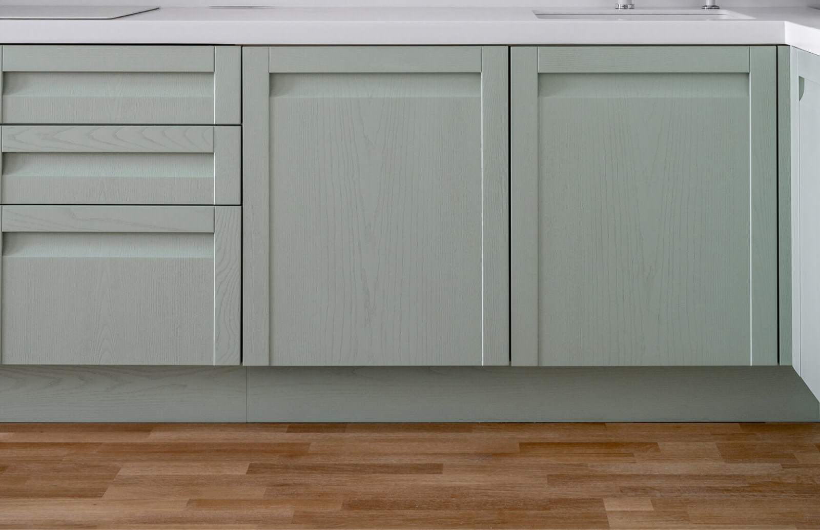 Кухня Натали из массива ясеня в цвете Авалон и Космик Латте от дизайнера