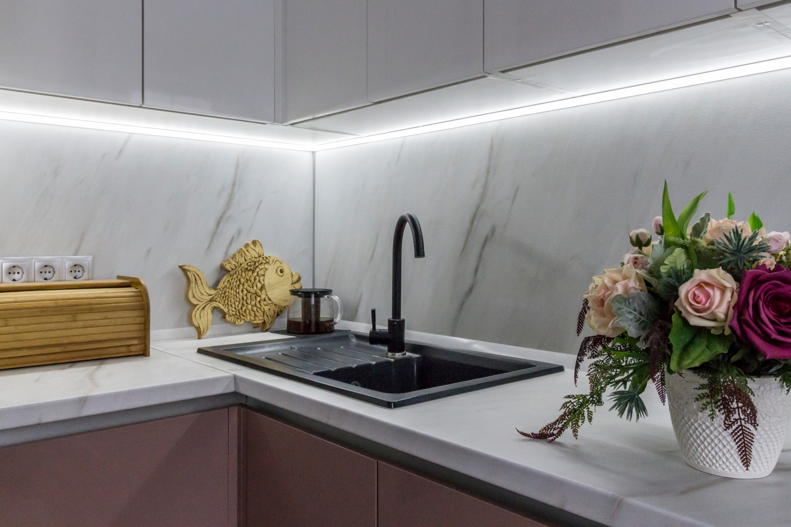 Яркая кухня с фасадами из пластика