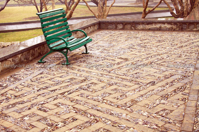 Мощение узорами с использованием разных материалов.