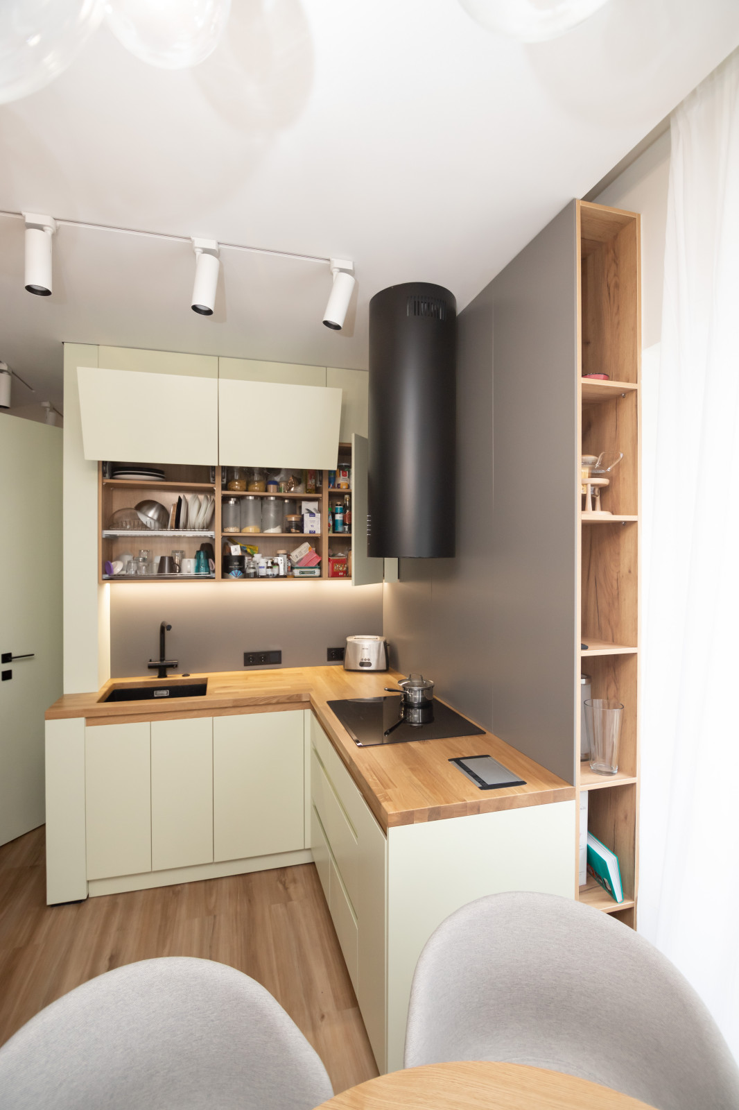 Компактная кухня-прихожая в современном стиле