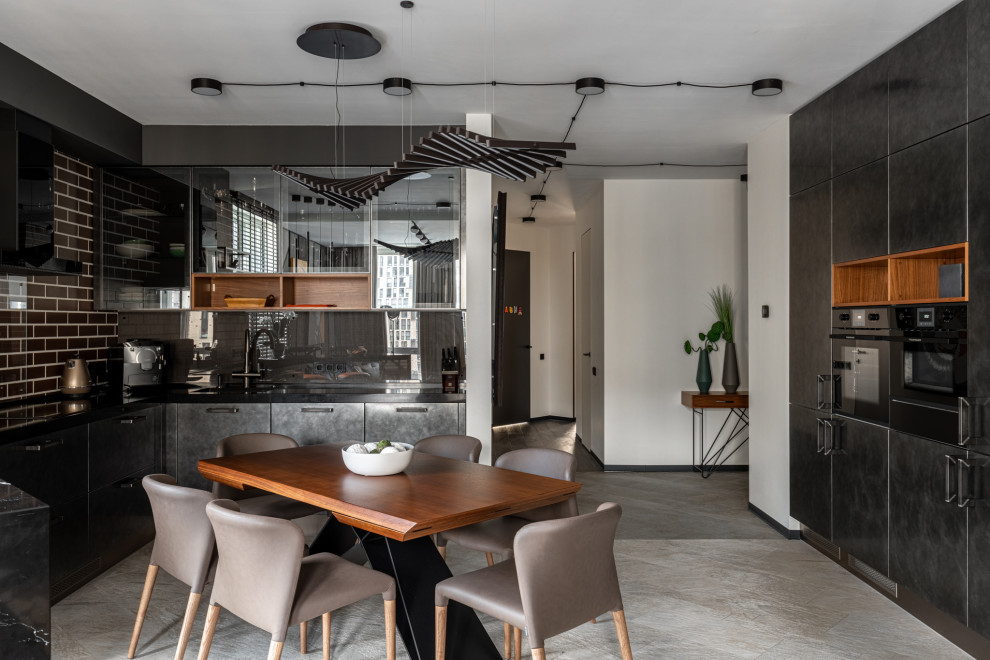 Кухня с фасадами под сталь в реализованном проекте