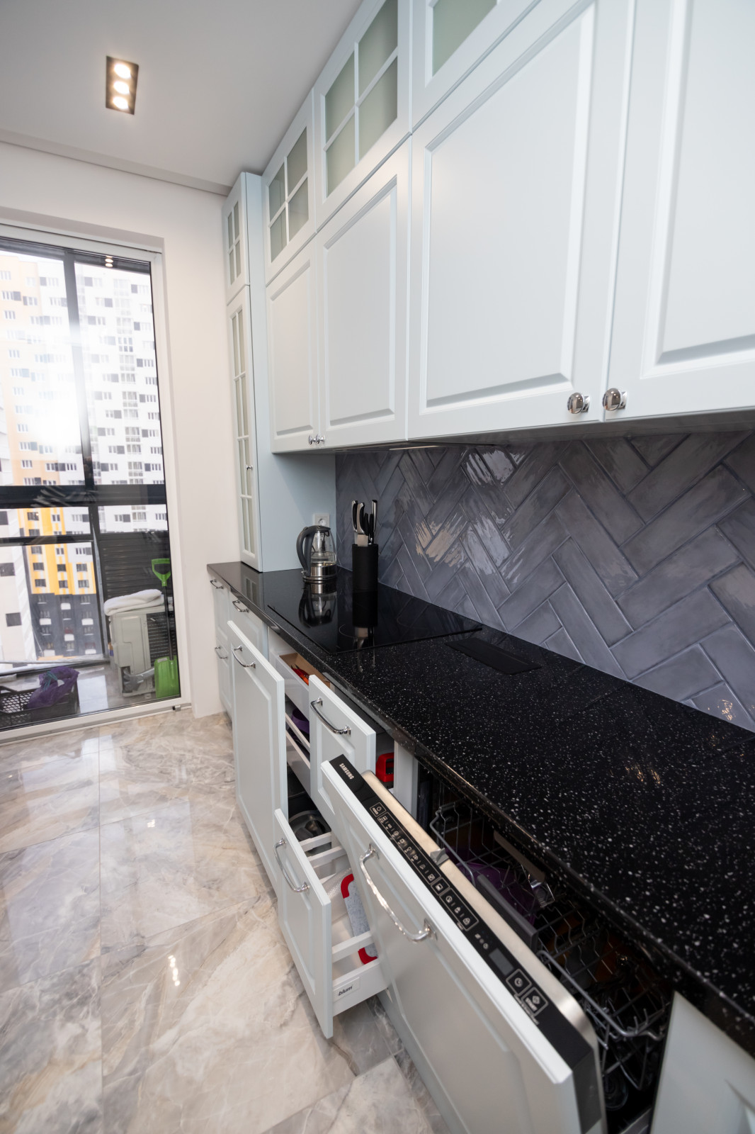 Кухня в серо-голубом цвете с барной стойкой