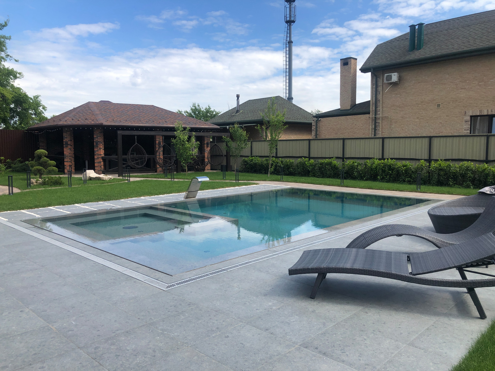 Обложка проекта: Премиум-бассейн с архитектурно-четкими линиями