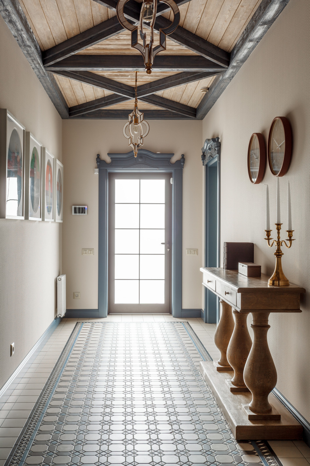 Винтажная прихожая в проекте загородного дома.