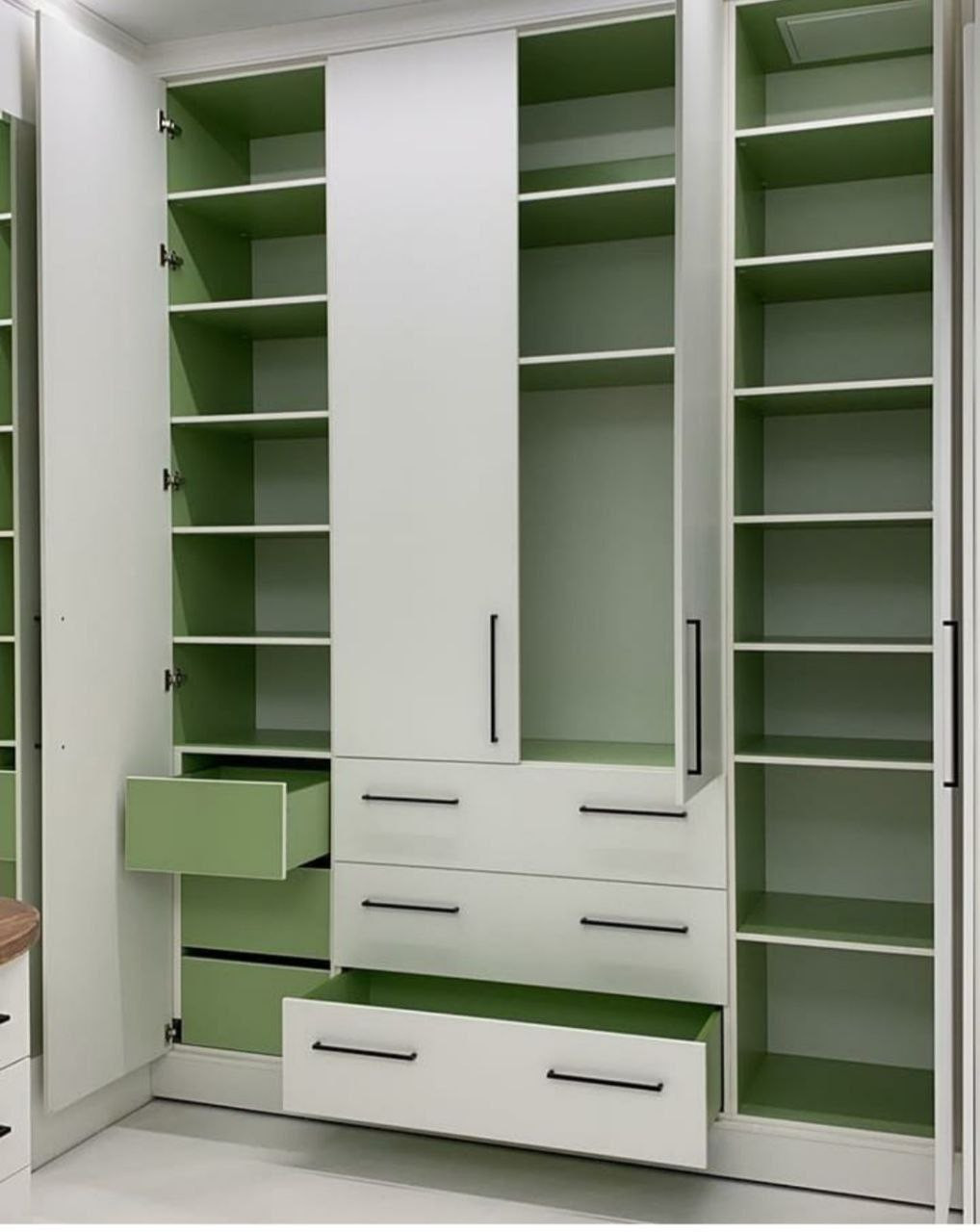 Шкафы и гардеробные