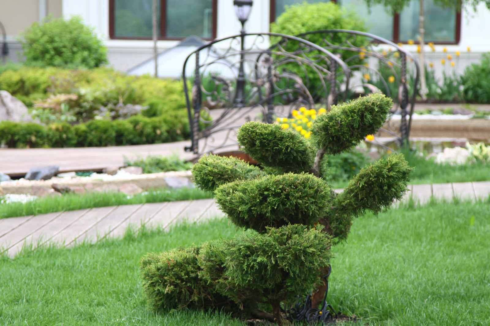 Внутренний дворик в коттеджном поселке "Изумрудный город"