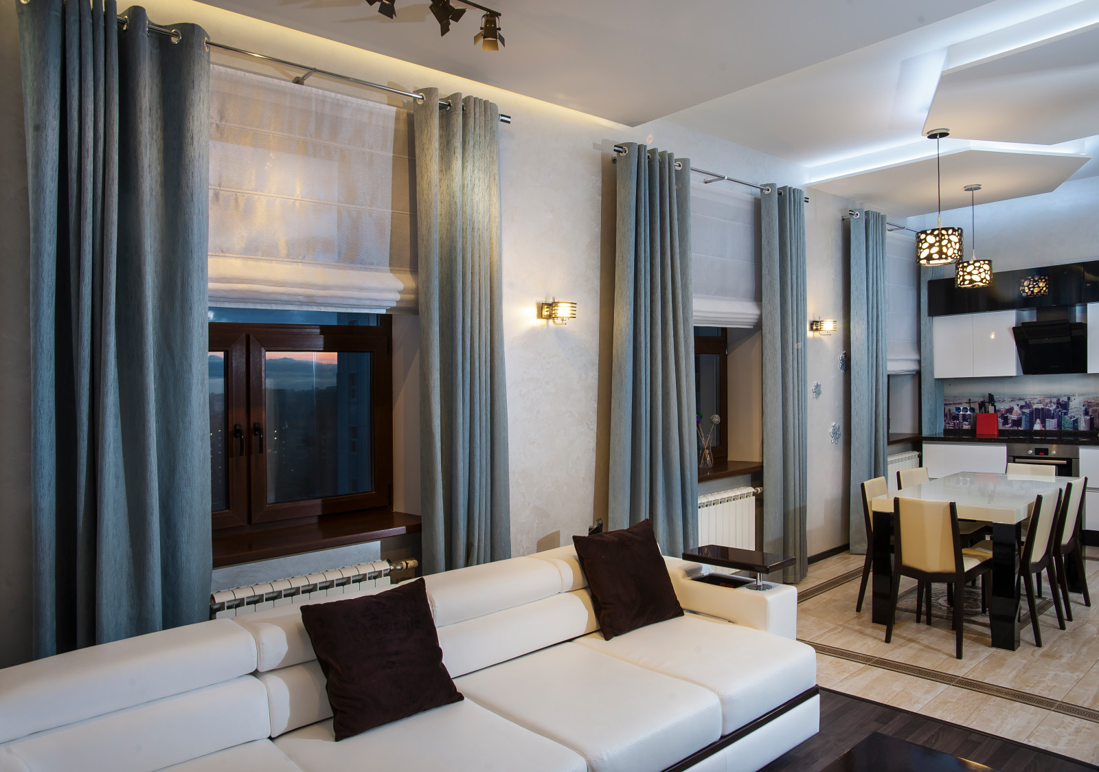 Оформление окон римскими шторами и шторами на люверсах.