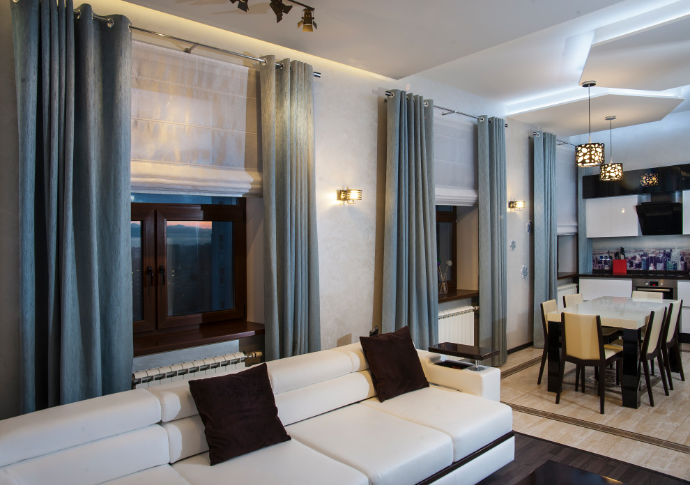 Оформление окон римскими шторами и шторами на люверсах.