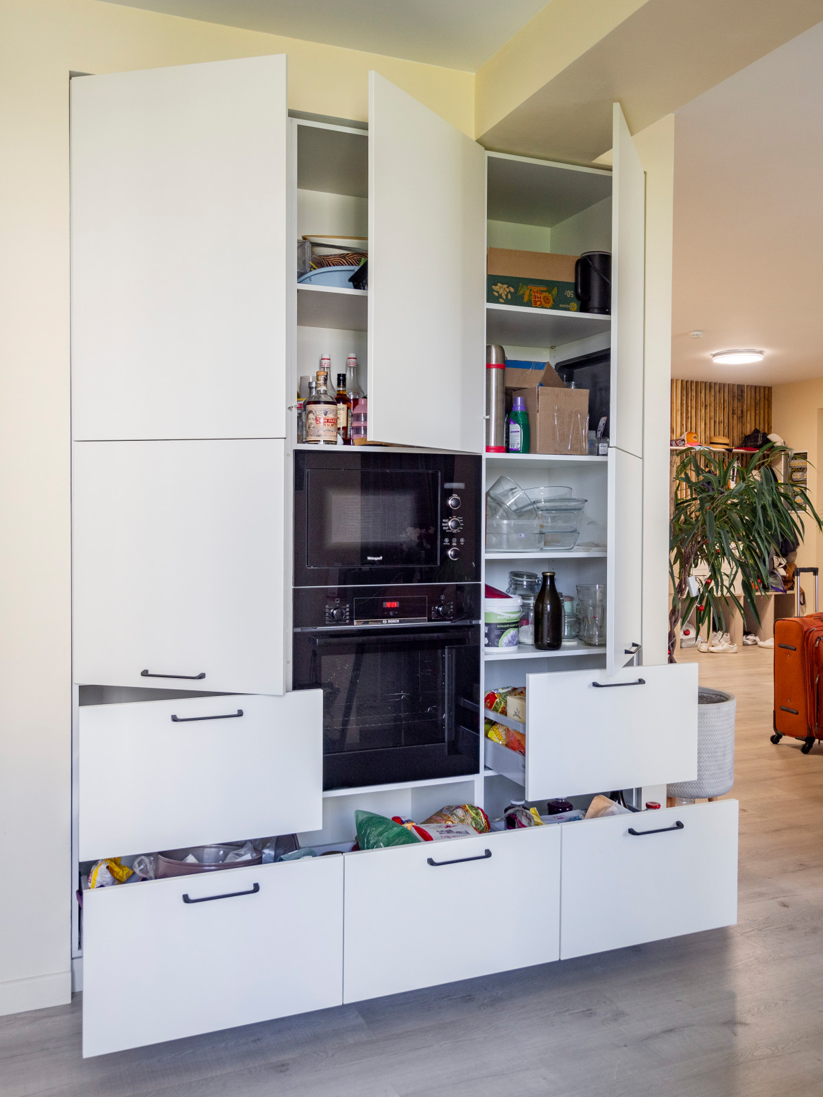 Кухня в стиле неоклассика без верхних модулей