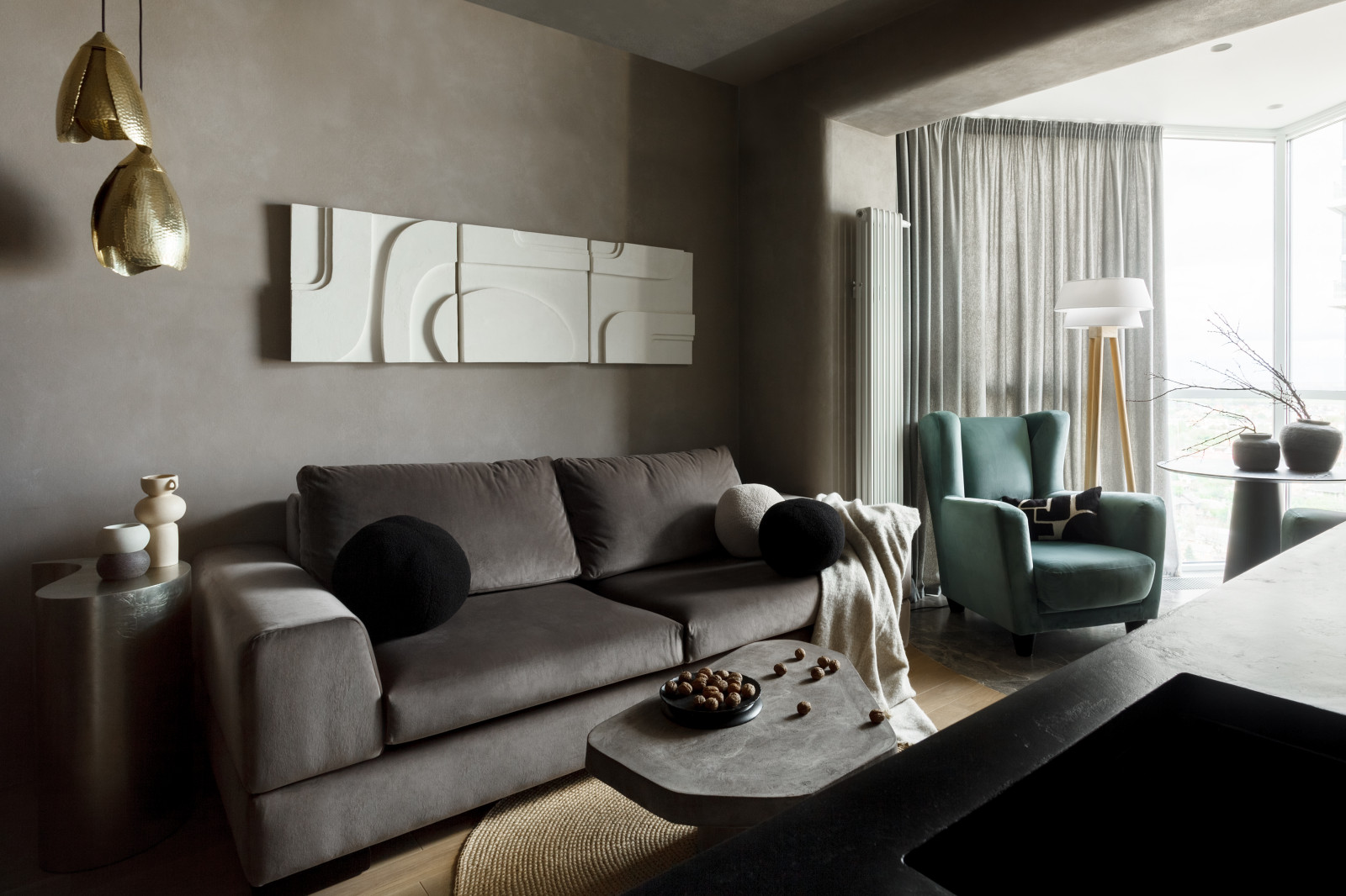 Кухня-гостиная в тёмных тонах