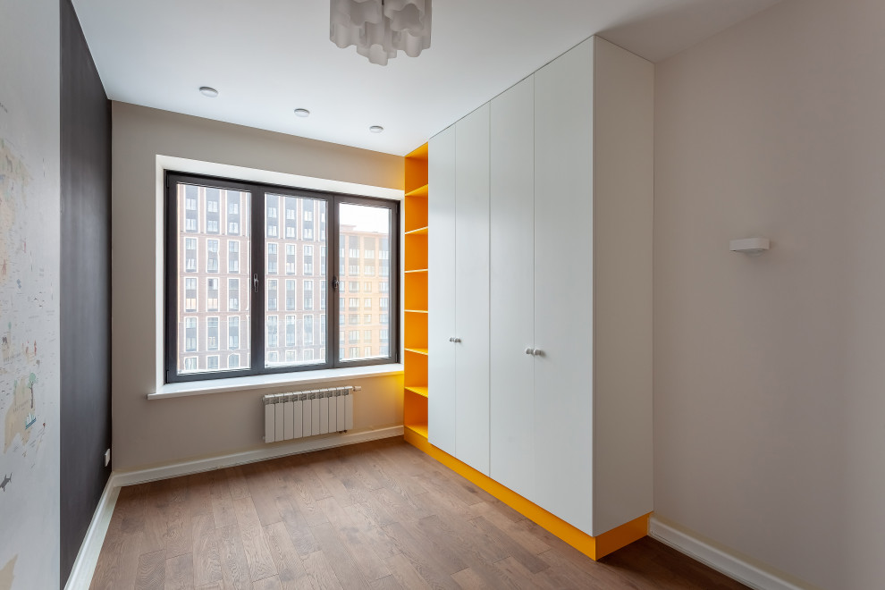 Шкаф с желтой акцентной секцией в детскую сделан в ЛДСП в желтой эмали