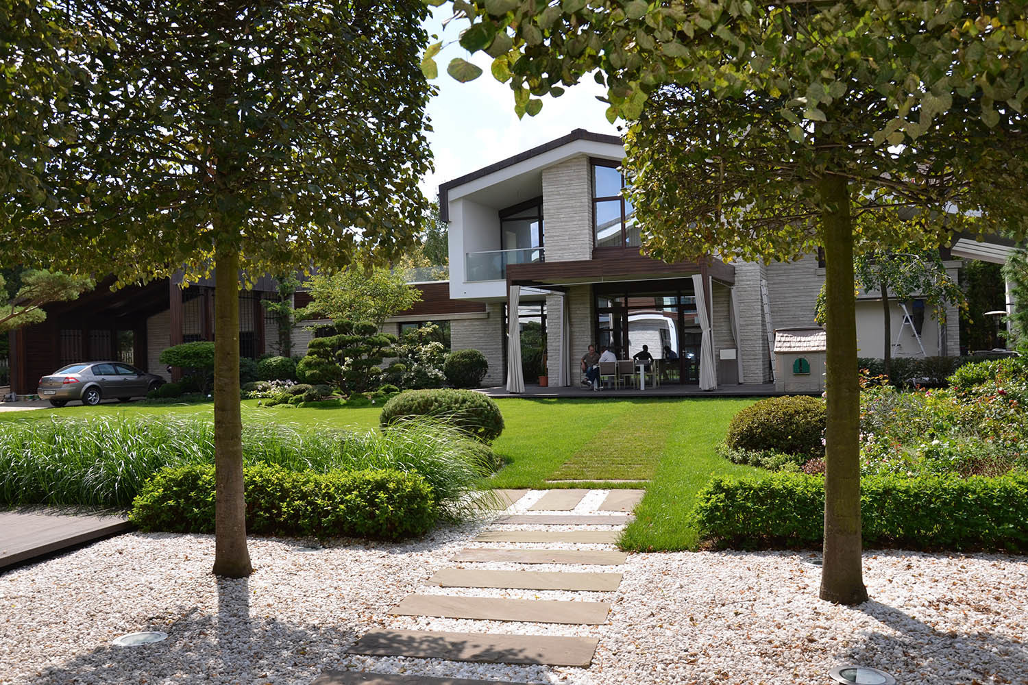 Современный сад в КП "Бенилюкс" вилла 2