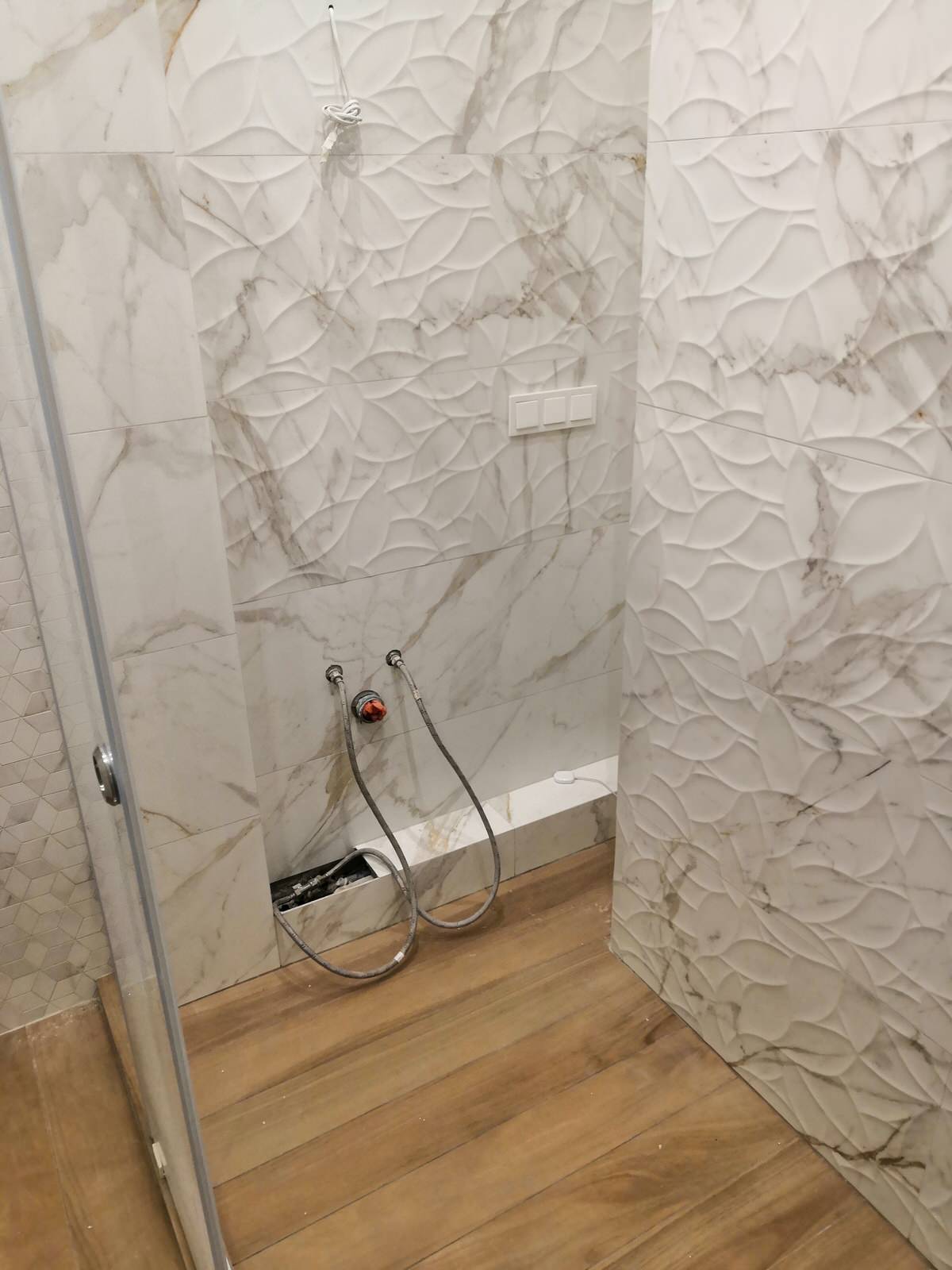 Многоугольная тумба в ванную комнату