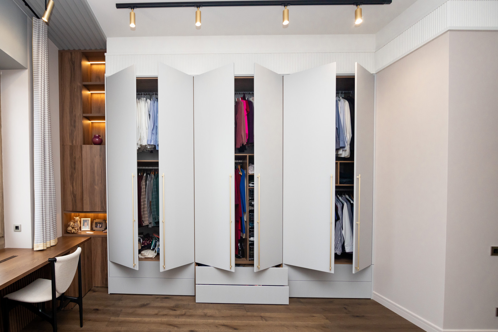 Меблировка спальни: шкаф, стеллаж и стол-подоконник